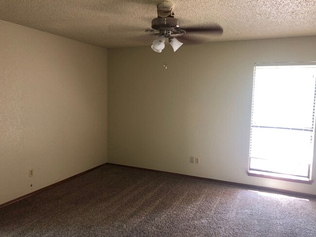 Building Photo - New Luxury viny Plank and paint. 3 bedroom + loft home for lease in Moore!  2 baths, 2 car garage...