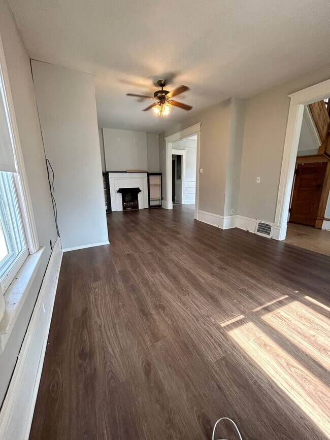 Building Photo - Large Five Bedroom House