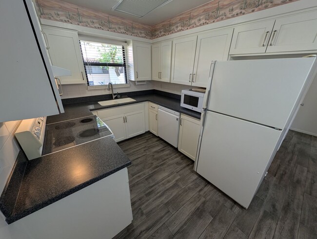 Building Photo - 2 Bedroom Condo Unit in the Polynesian Par...