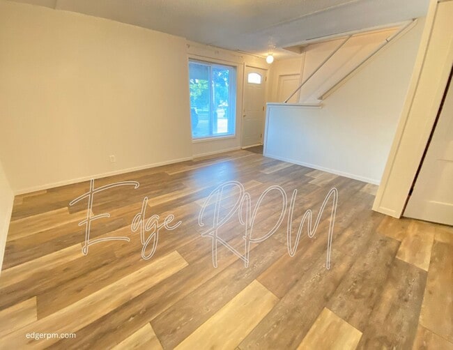 Building Photo - Updated 2 Bedroom, 1 Bath Townhome – Great...