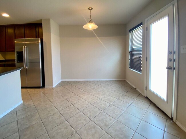 Building Photo - Gorgeous 4 bed/2.5 bath home in a great lo...