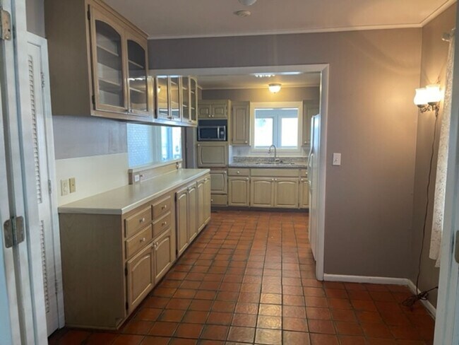 Building Photo - Large 1960's Home Near 21st & Sheridan!