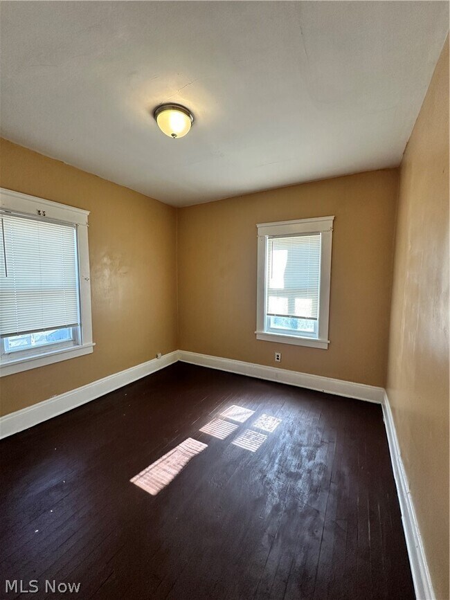 Building Photo - 816 London Rd