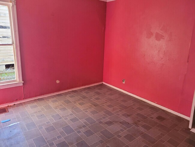 Building Photo - 642 W 75th St