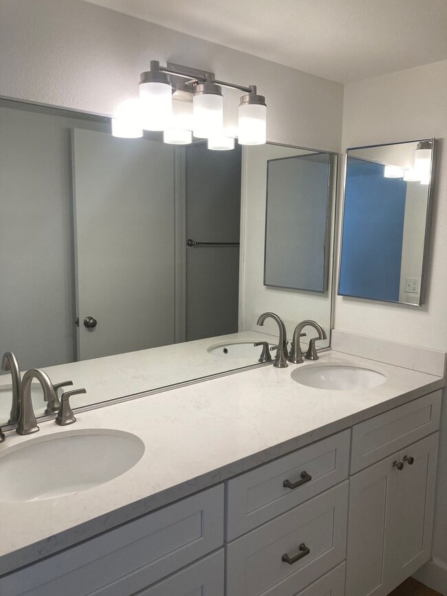 Building Photo - 2 Bedroom 2 Bathroom upper unit near Stran...