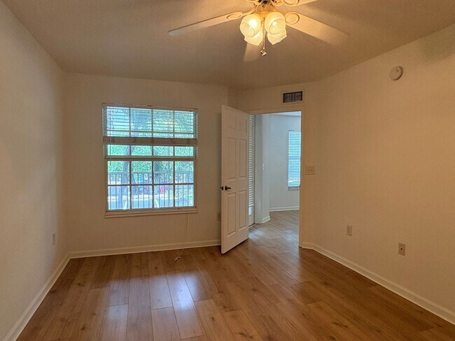 Building Photo - The Residence 4127-411