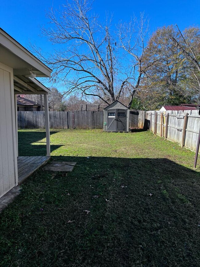 Building Photo - 205 Clover Ln