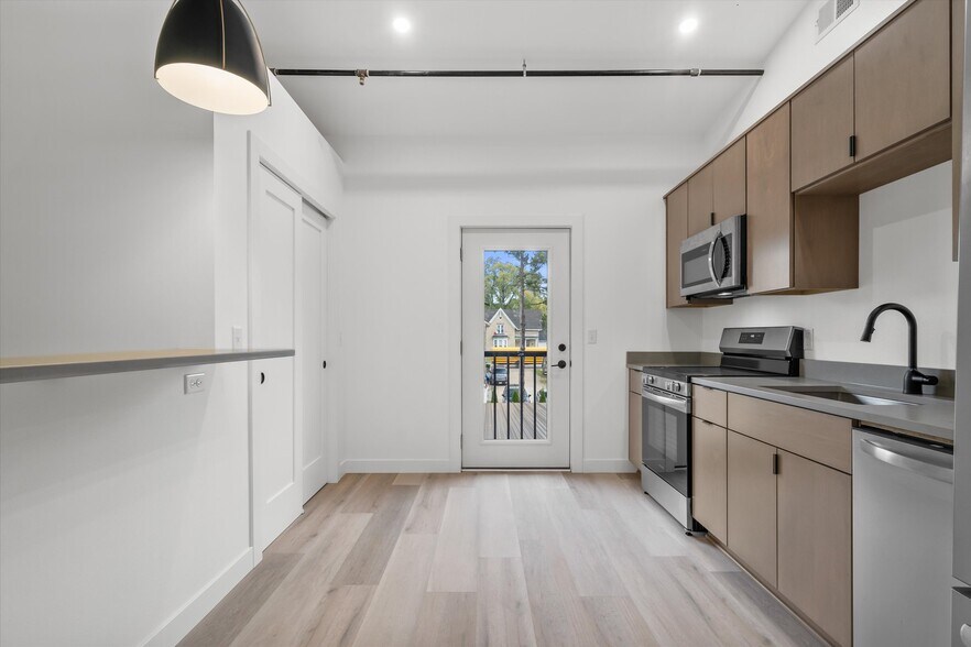 Building Photo - 308 Oak St