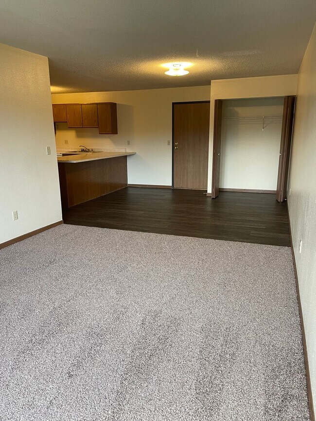 Building Photo - 4 Bedroom 2 Bathroom Apartment