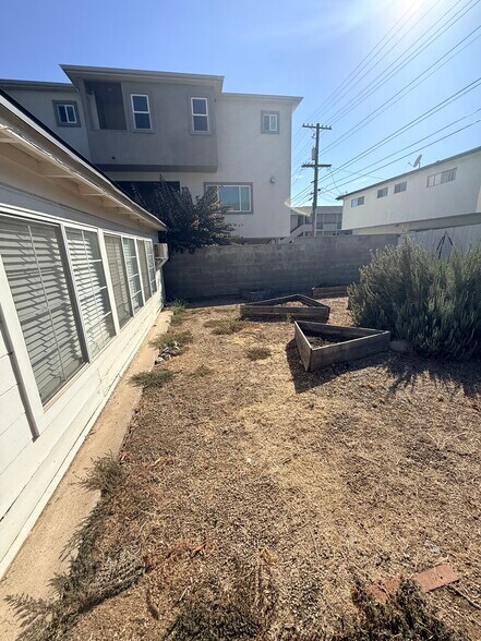 Building Photo - 333 E Providencia Ave