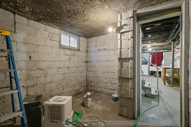 Building Photo - **Price reduction** Spacious 3-Bedroom Hom...
