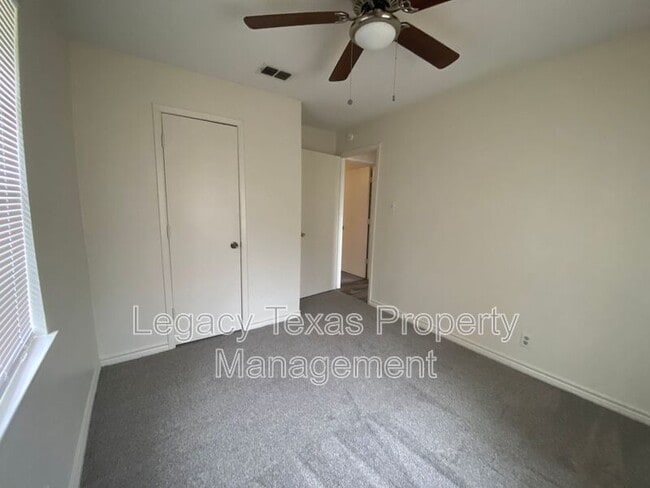 Building Photo - 108 Pine St