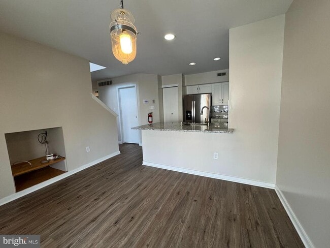 Building Photo - 1405 Roberts Way