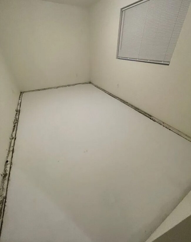 Building Photo - Spacious 3BD 2BA