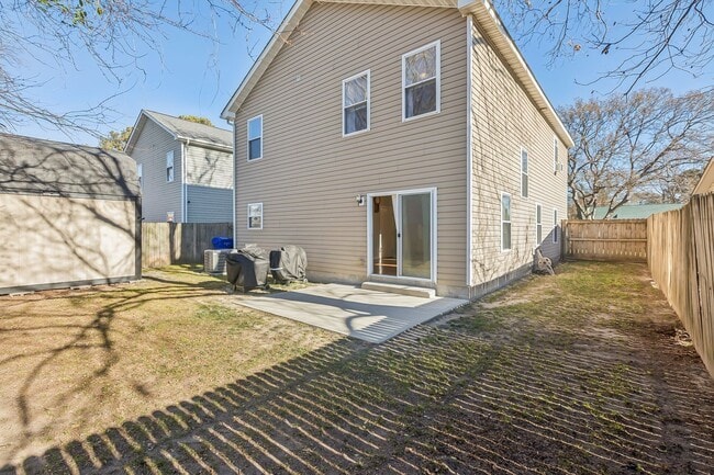 Building Photo - Stunning home in Norfolk!