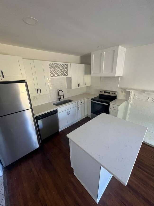 Building Photo - Great 4 Bedroom Minutes from Downtown