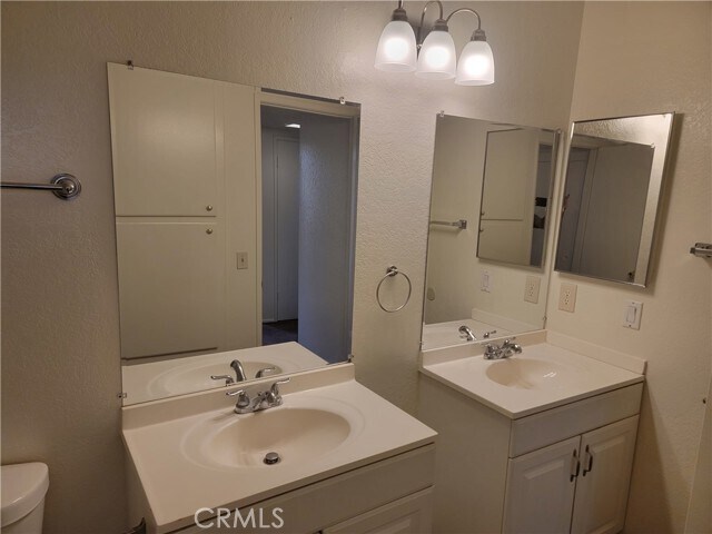 Building Photo - 435 W 9th St