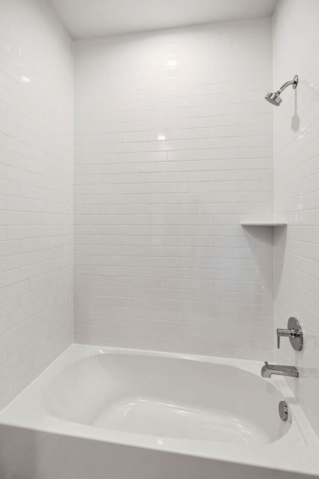 Building Photo - Bloomingdale Townhome | 3 Bed + Den | 3.5 Bath | 1,800 Sf | Large Private Rooftop Deck & Balcony ...