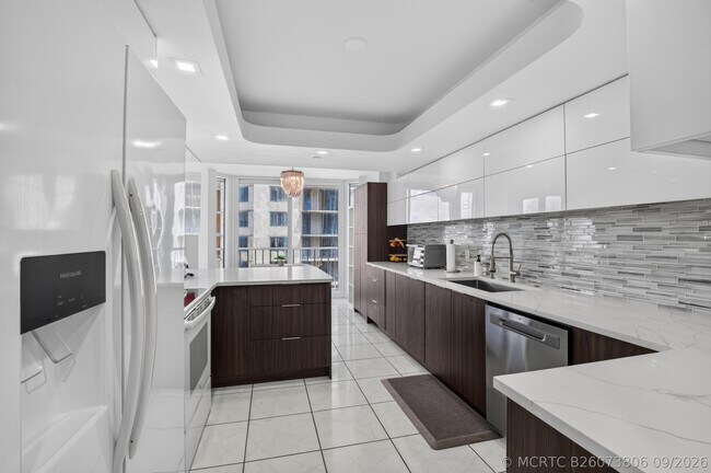 Building Photo - 3211 S Ocean Blvd