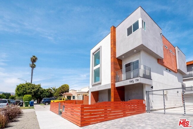 Building Photo - 756 N Ridgewood Pl