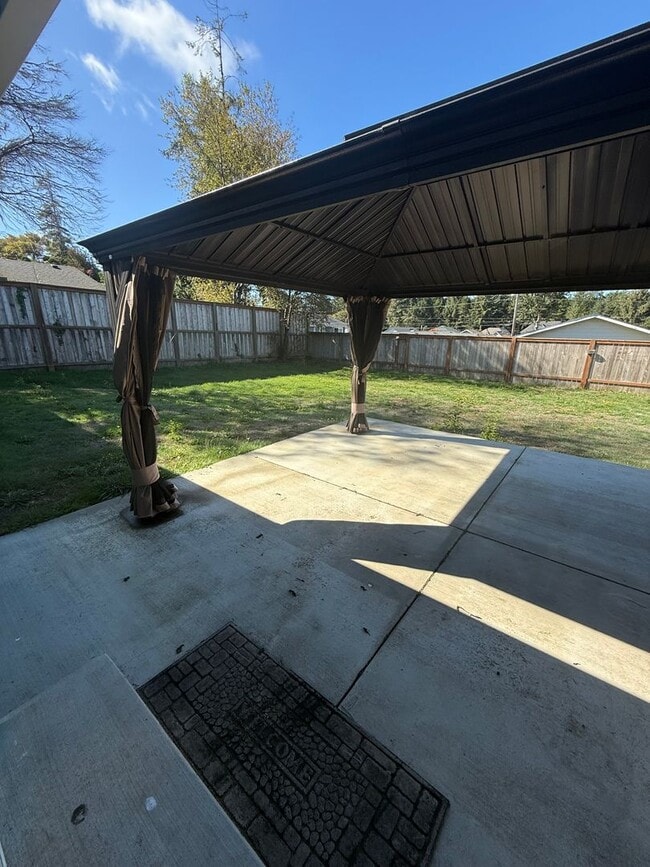 Building Photo - Updated 3+ Bedroom 2 Bath House with Large Fenced In Yard