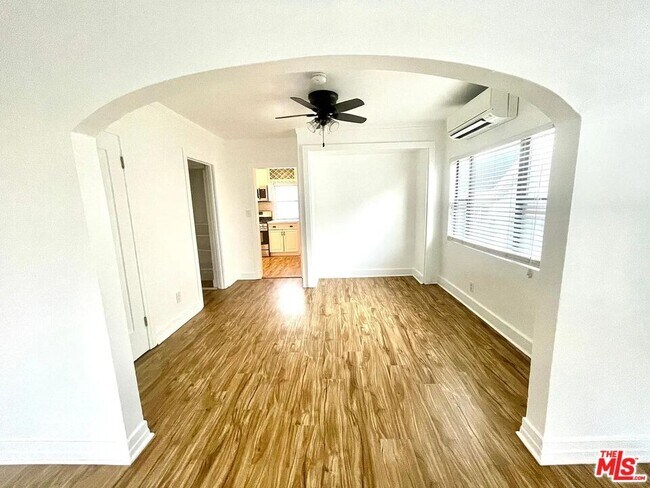 Building Photo - 2102 S Harcourt Ave