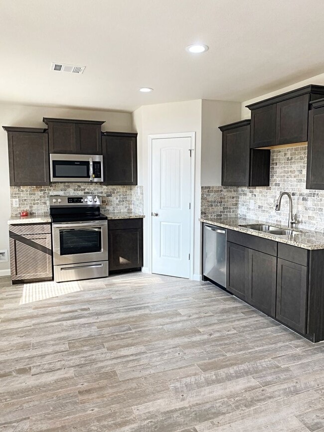 Building Photo - 380 Bower Rd