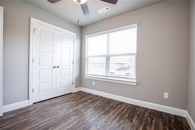 Building Photo - 508 E Osage Trce
