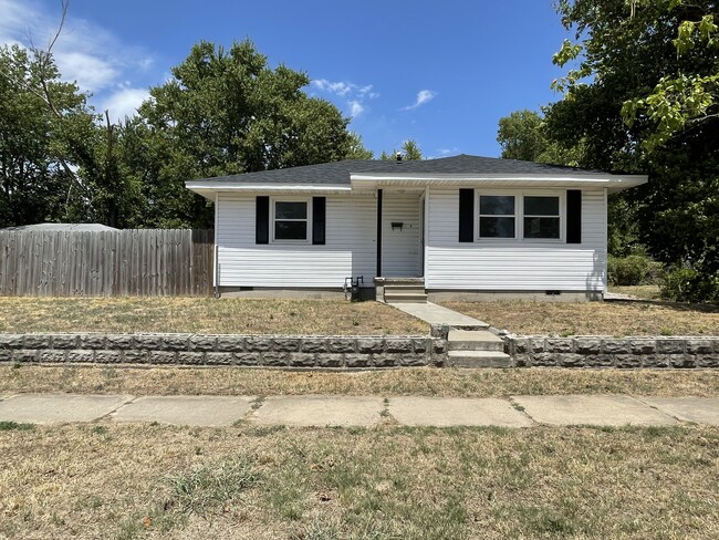 Front - 411 W 4th St