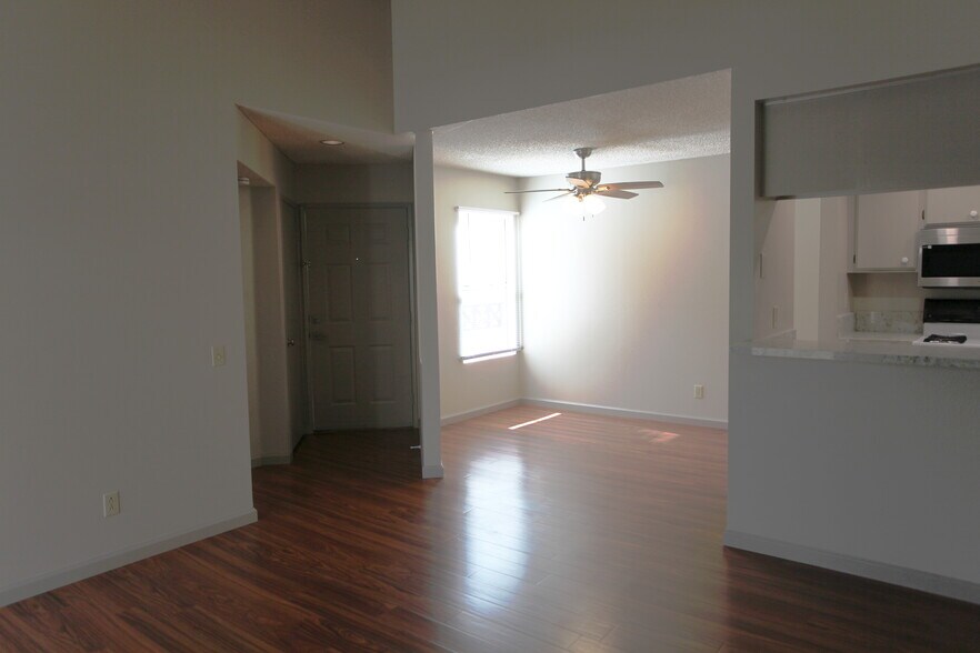Living to Dining - 2001 Lakeridge Cir