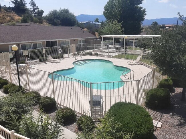 Building Photo - 1039 E Saguaro Dr