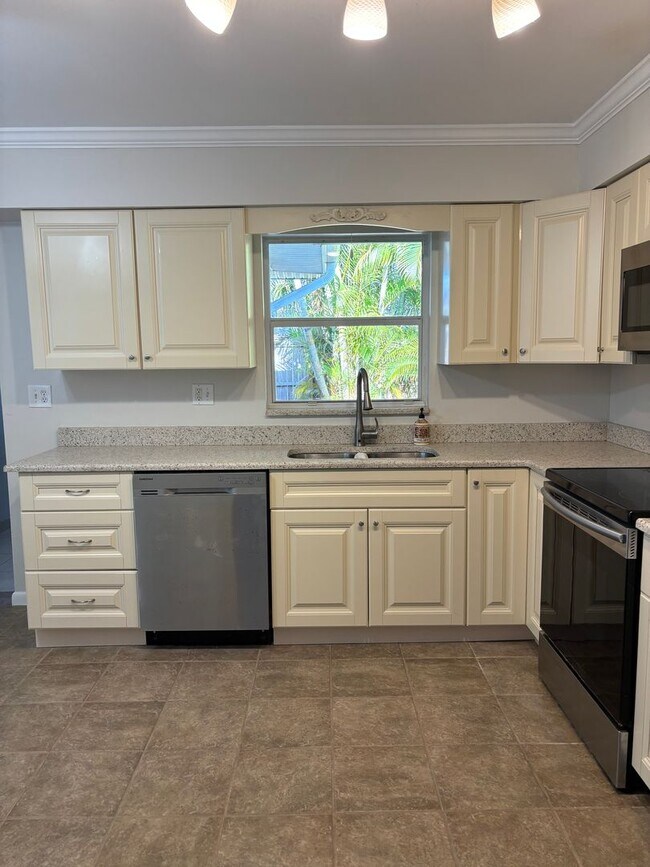 Building Photo - For Rent in Southgate