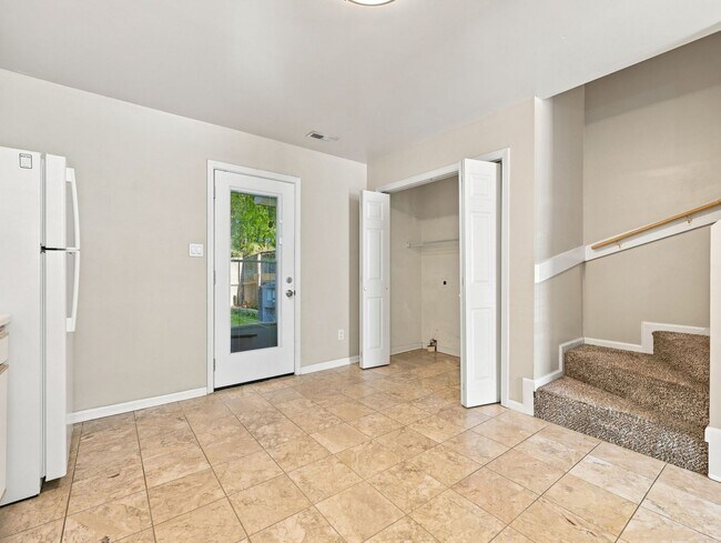 Building Photo - 107 Spring Meadow Cir