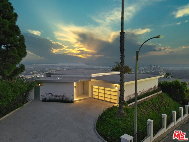 Building Photo - 1542 Blue Jay Way