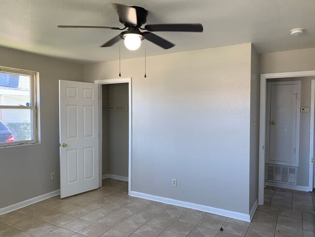 Building Photo - 8018 Gus St