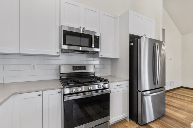 Building Photo - Beautiful Newer Condo near Monforton School
