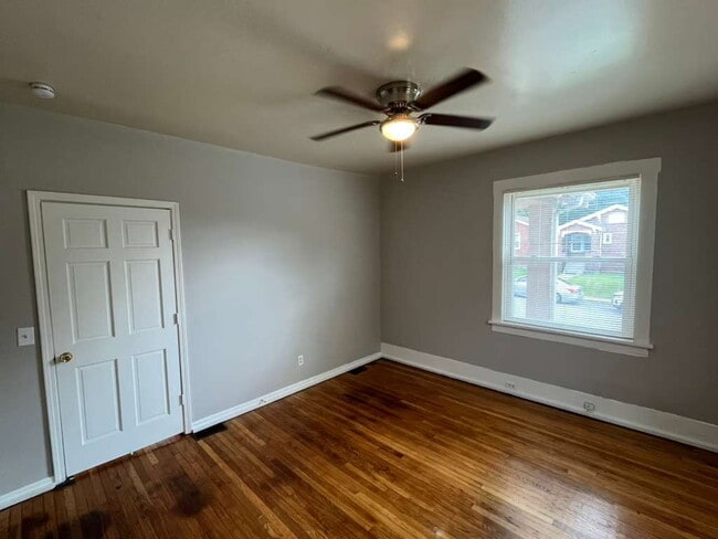 Building Photo - Charming 2-Bed Bungalow with Gorgeous Hardwood Floors!