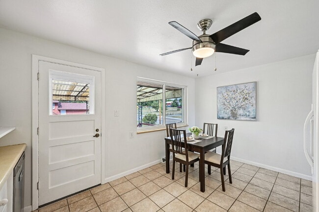 Building Photo - Welcome to this spacious 3+ bed, 2-bath bi-level home in Arvada - Available Now!