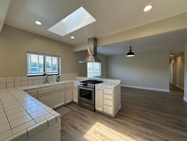 Building Photo - 4 Bedroom Home on Half Acre Lot