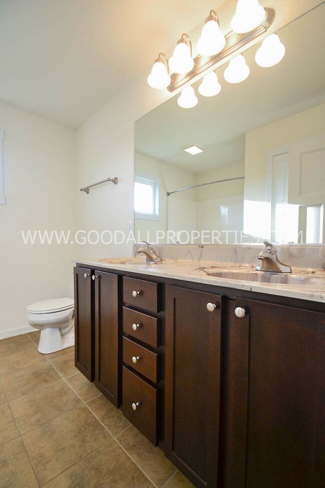 Building Photo - 4 Bedroom, 2.5 Bathroom Home in Ankeny
