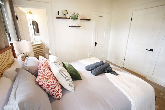 Building Photo - 102 W Emma St