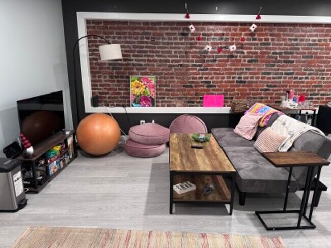 Building Photo - Recently Renovated 3 Bed/2 Bath Right In The Heart Of Washington Square!