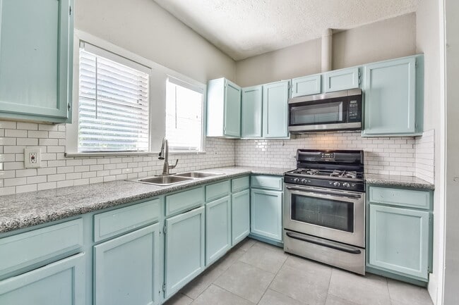 Building Photo - Comfy 3 Bedroom Home Complete Rennovation!...