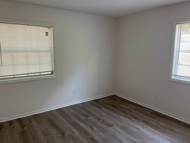 Building Photo - Modern 2-Bed, 1-Bath Oasis with Central Ai...