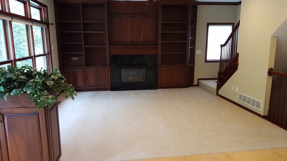 Living room - 2007 Glendale Hills Dr NE