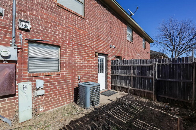 Building Photo - 5853 Shadydell Dr