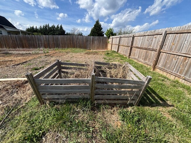 Building Photo - 3615 Ellen Dr