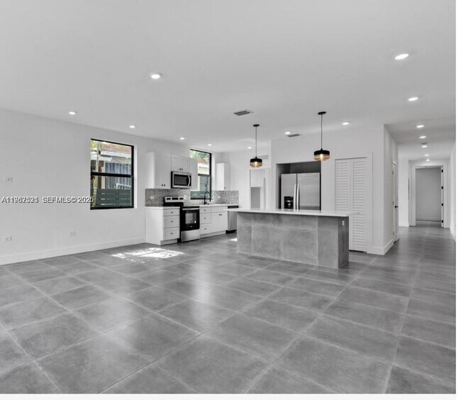 Building Photo - 2737 SW 2nd St