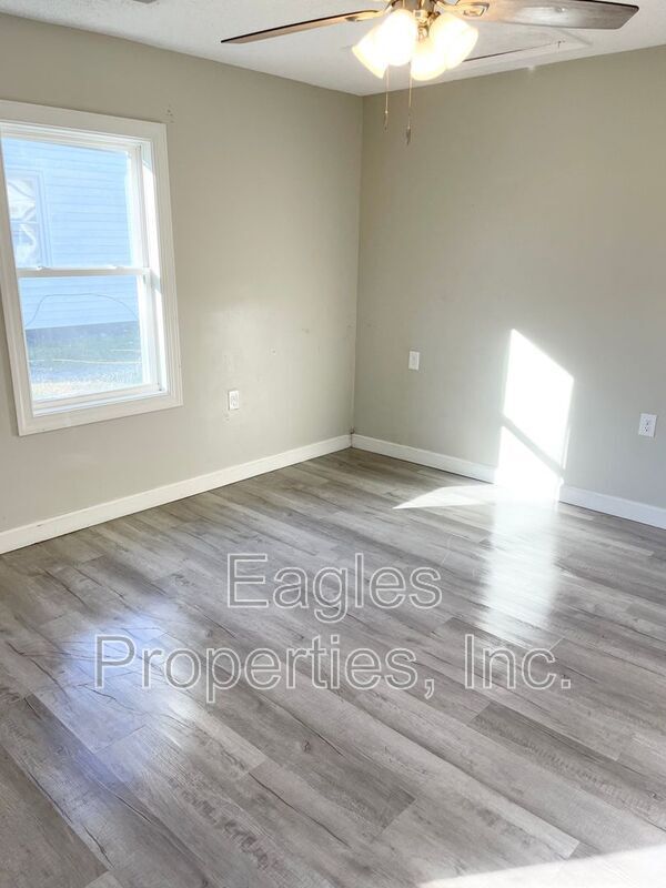 Building Photo - 108 Head St