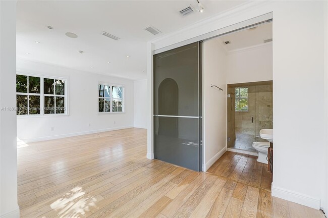 Building Photo - 464 Fernwood Rd